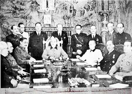Franco presidiendo su primer gobierno.