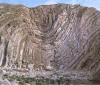 Pliegues. Las rocas sedimentarias del secundario se pliegan en el terciario con la orogenia alpina.